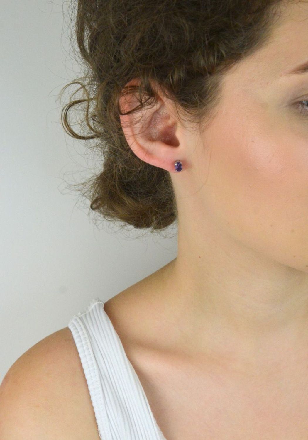 Kolczyki srebrne próby 925 z naturalnym ametystem. Model K 1169 – delikatne, klasyczne, 6x4 mm, zapięcie na sztyft. Elegancja i duchowa harmonia w jednym.1.jpg